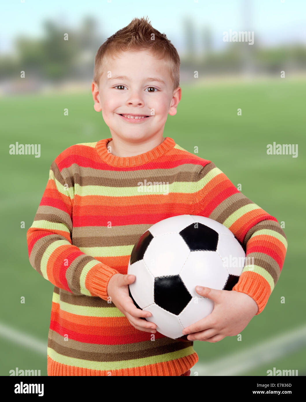Niño con pelota de futbol fotografías e imágenes de alta resolución - Alamy