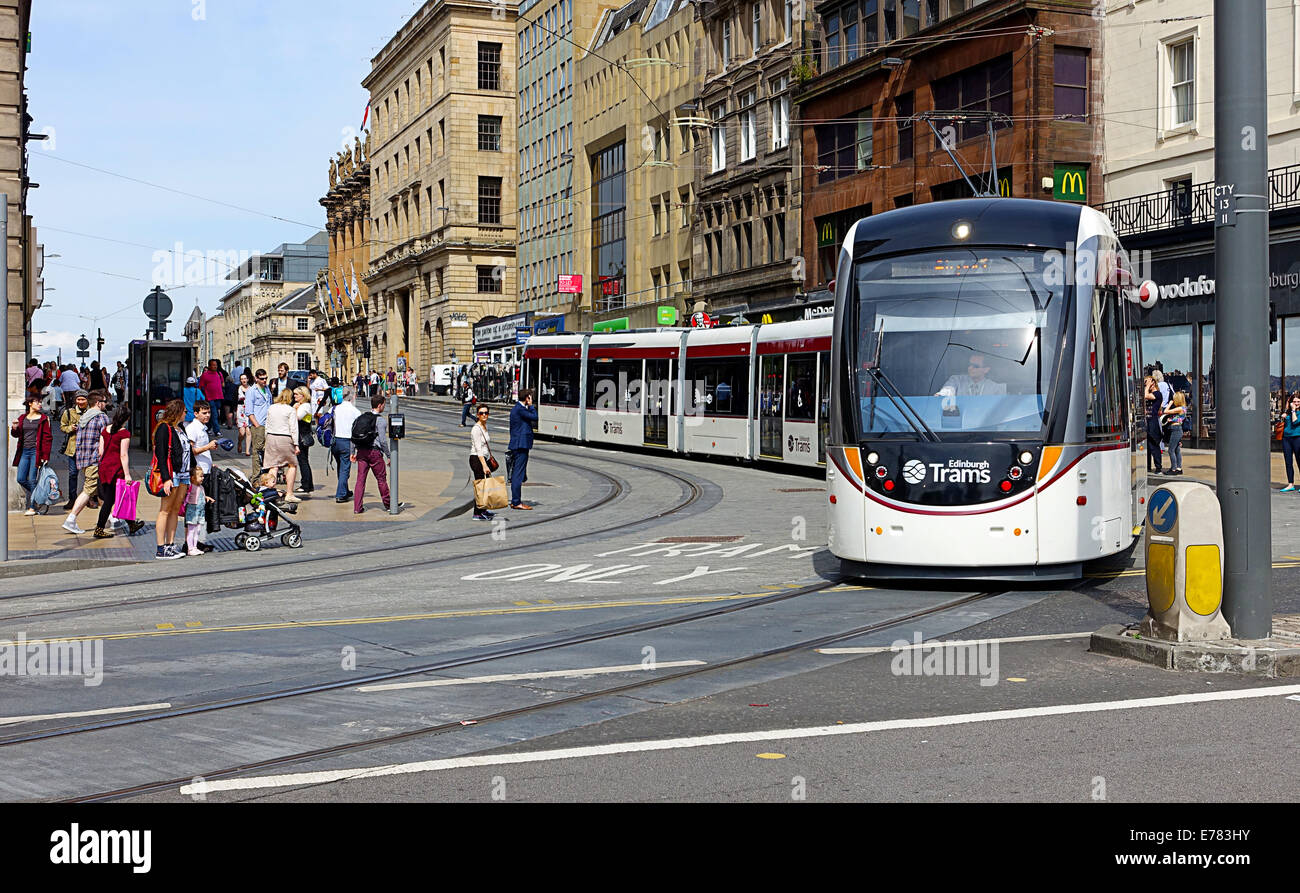 Tranvía de Edimburgo entrar en Princes street.Escocia. Foto de stock