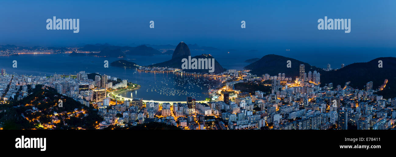 La bahía, la ciudad y la Montaña Pan de Azúcar al anochecer, Río de Janeiro, Brasil Foto de stock