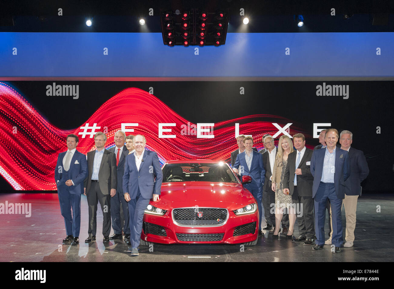 Londres Reino Unido 8 Sep 14 Celebridades Y Personalidades Asisitr Al Lanzamiento De La Nueva Berlina De Bebe Jaguar Xe Al Centro De Exposiciones Earls Court Londres Foto Ian Callum Jaguar