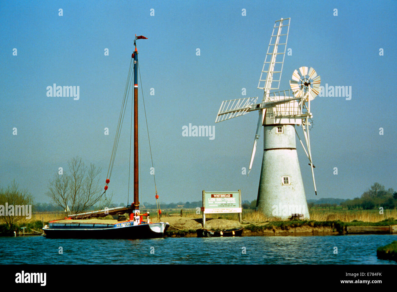 Norfolk wherry 'Albion' amarrado por Turne Mill, Norfolk Foto de stock