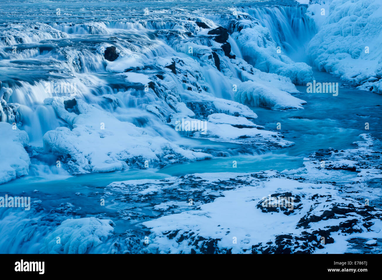 Gullfoss en invierno con la cascada congelada en el cañón del río Hvítá, en el suroeste de Islandia Foto de stock