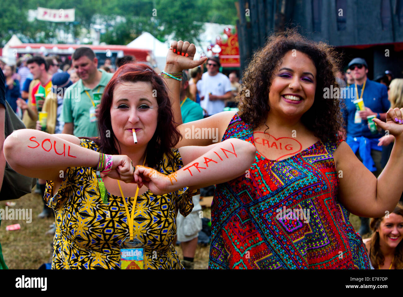 El Festival de Glastonbury 2014. Los fans de Craig Charles DJ Funk y Soul, realizando en el infierno de Shangri La etapa. Foto de stock
