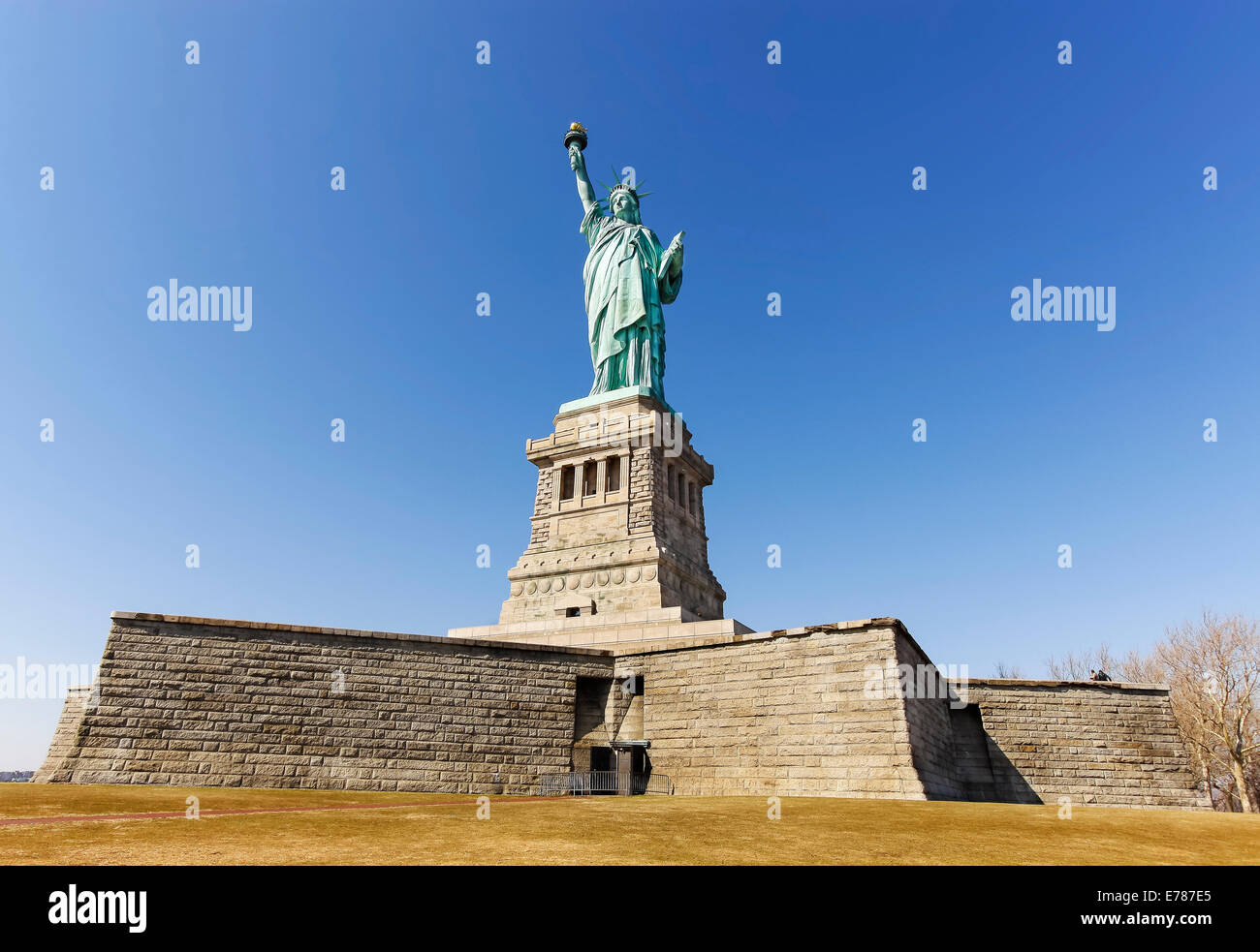 La estatua de la libertad en la Ciudad de Nueva York en día despejado, EE.UU.. Foto de stock