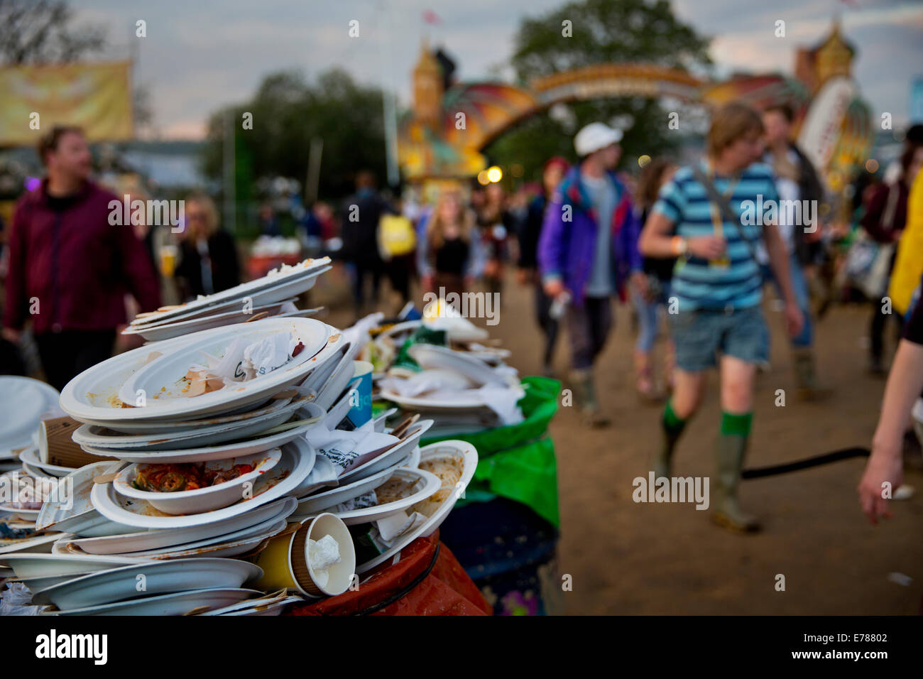 La basura se recoge a diario de uno de los tambores de aceite 15.000 coloridos salpican el Glastonbury Festival 2014. Foto de stock