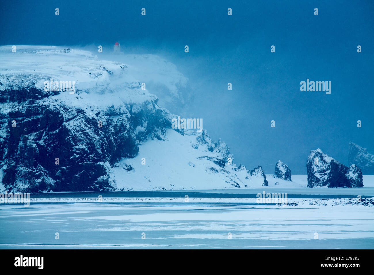 El cabecero y pilas de Dyrhólaey mar en invierno, en el sur de Islandia Foto de stock