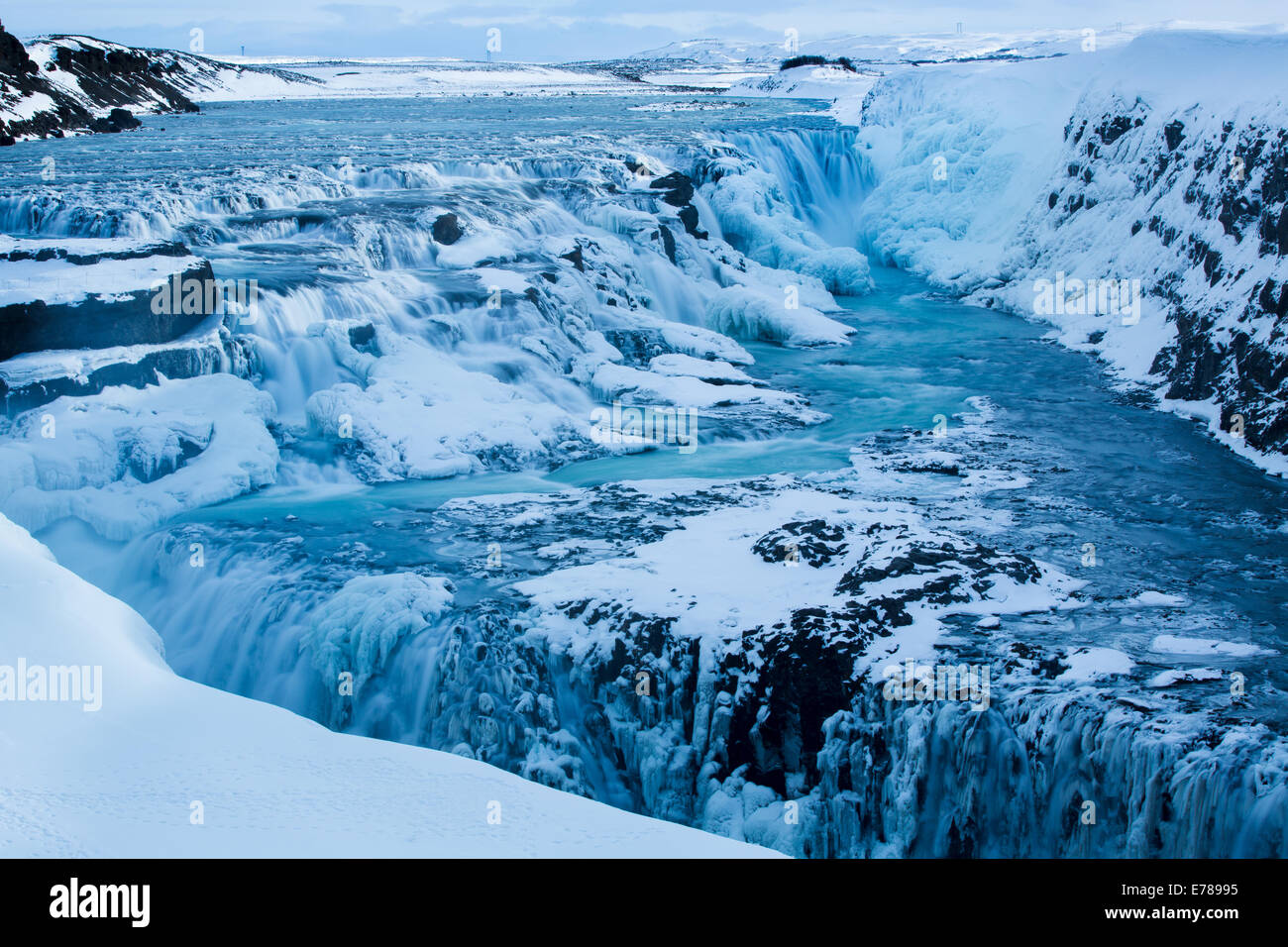 Gullfoss en invierno con la cascada congelada en el cañón del río Hvítá, en el suroeste de Islandia Foto de stock