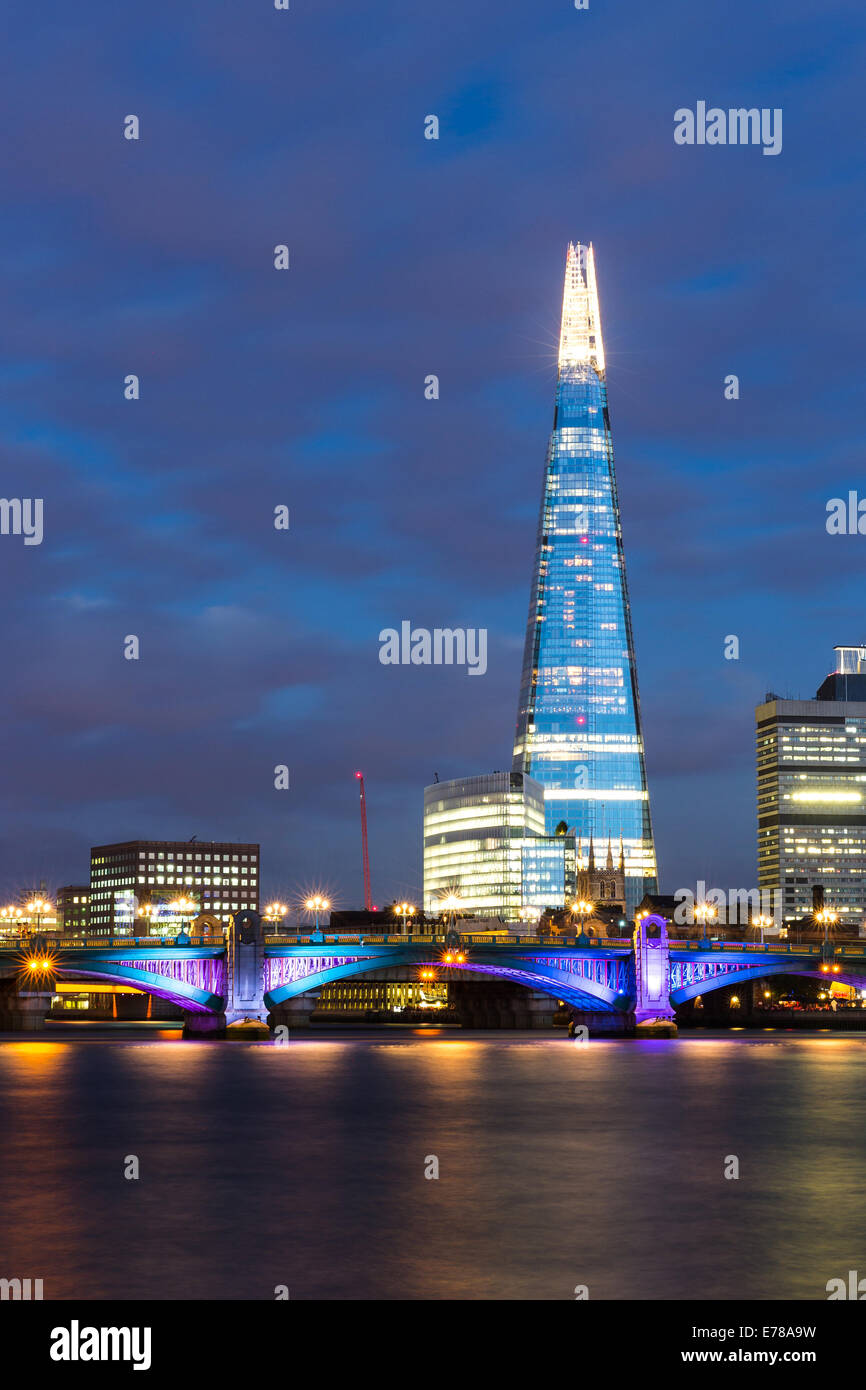 Un tiempo de exposición de la escena nocturna de la Shard y Southwark Bridge junto al río Támesis en Londres, Inglaterra Foto de stock