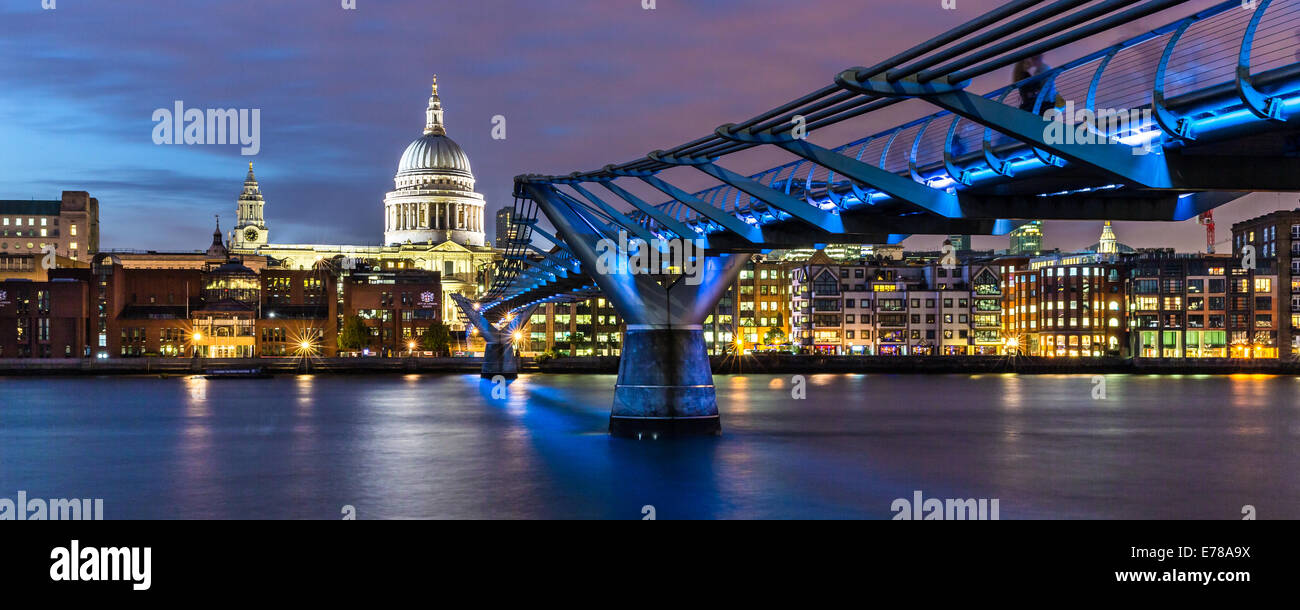 Una larga exposición escena nocturna del Milennium Bridge a la Catedral de San Pablo, junto al río Támesis en Londres, Inglaterra Foto de stock