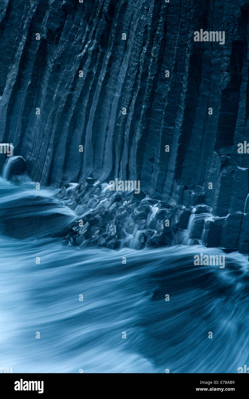 Los acantilados y rocas basálticas, regado con el guano de los kittiwakes haciendo, nr Arnastapi, la península de Snaefellsnes, en el oeste de Islandia Foto de stock