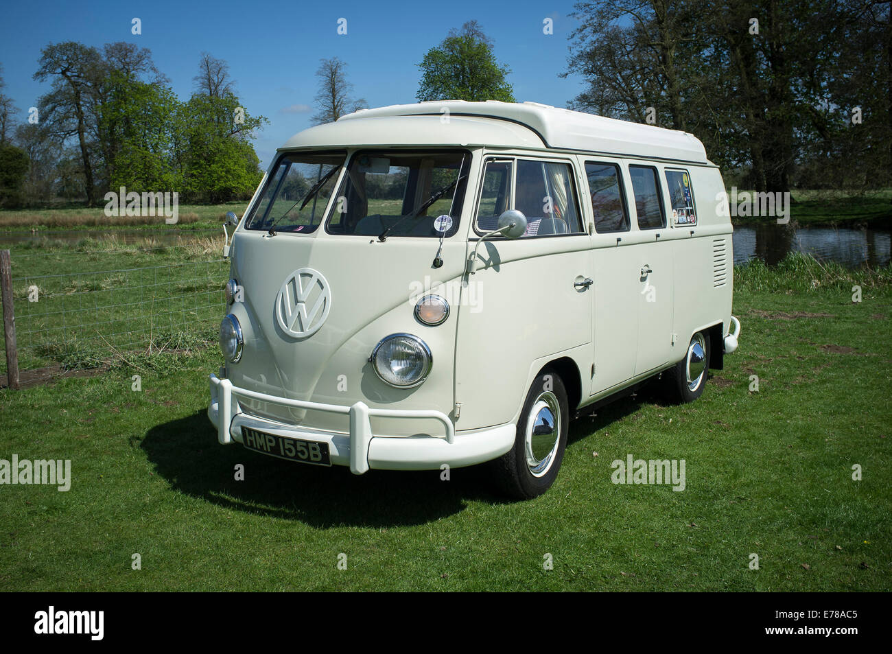 Classic volkswagen camper van fotograf as e im genes de alta