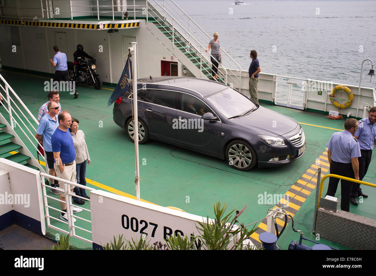 Los pasajeros y vehículos en un ferry que cruza el lago de Garda entre Limone y Malcesine, Italia. Foto de stock