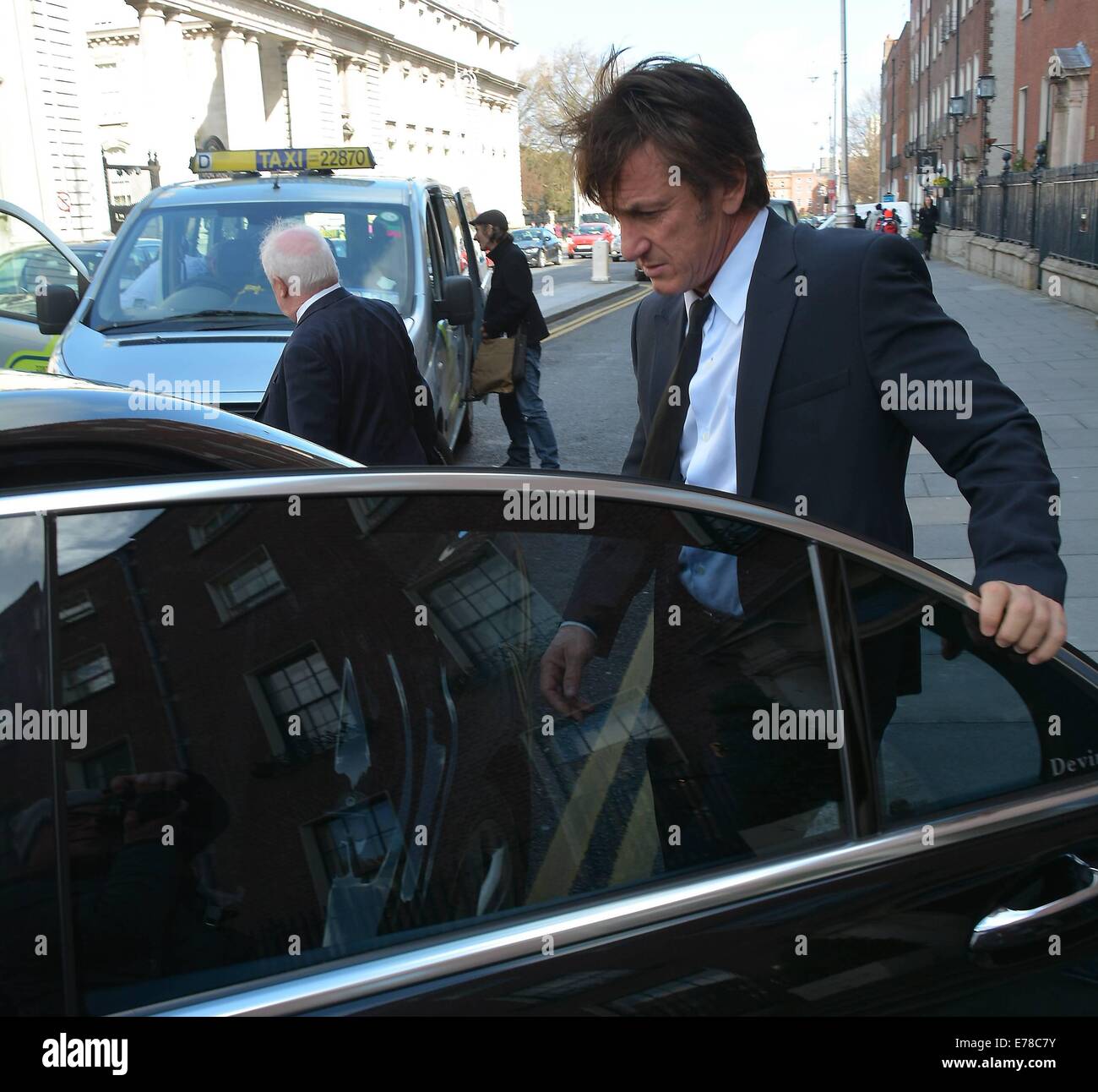El actor Sean Penn visto abandonar el Merrion Hotel con el director Jim Sheridan... Featuring: Jim Sheridan,Sean Penn donde: Dublín, Irlanda cuando: 07 Mar 2014 Foto de stock