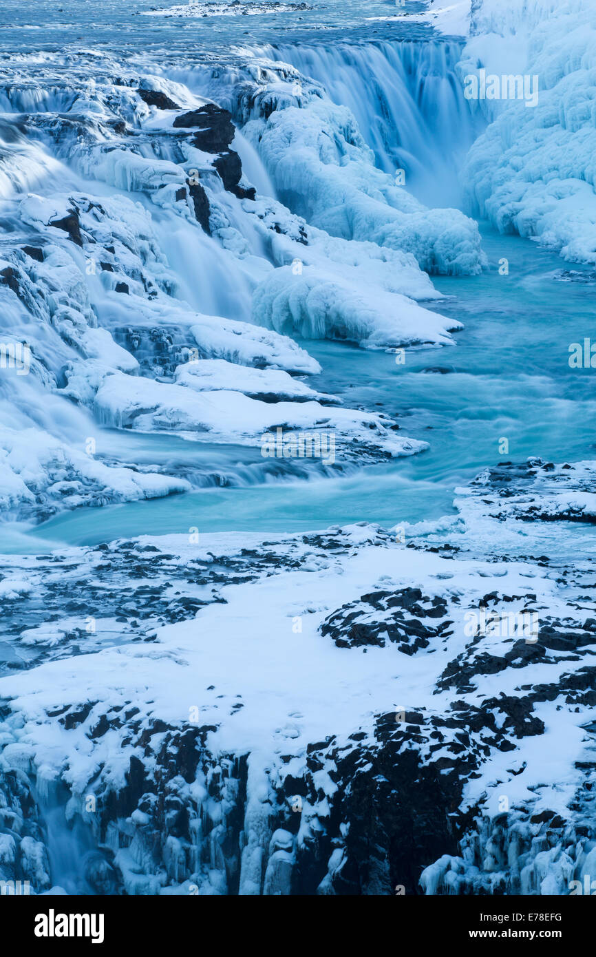 Gullfoss en invierno con la cascada congelada en el cañón del río Hvítá, en el suroeste de Islandia Foto de stock