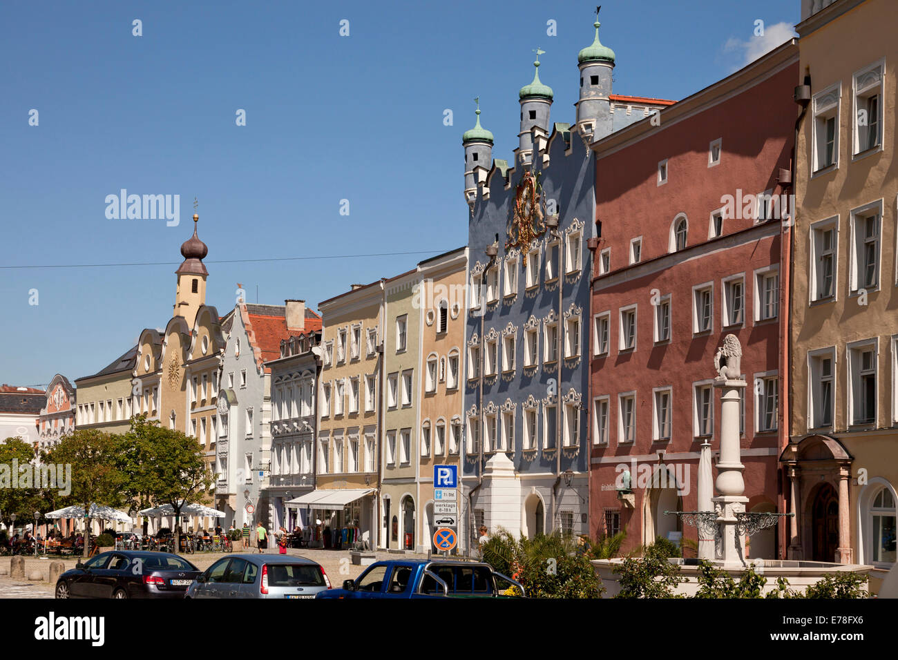 Plaza central Stadtplatz y antiguo edificio gubernamental en Burghausen, Baviera, Alemania, Europa Foto de stock