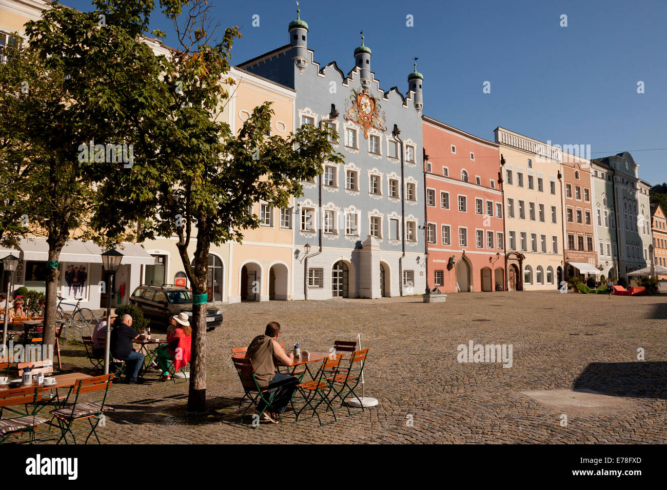 Plaza central Stadtplatz y antiguo edificio gubernamental en Burghausen, Baviera, Alemania, Europa Foto de stock