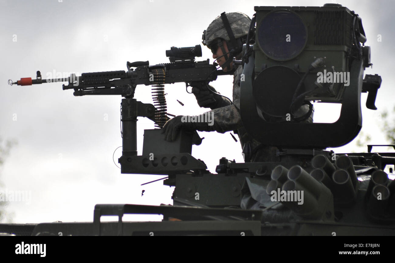 Un artillero de máquina del Ejército de los Estados Unidos asignados a la 5ª Escuadrilla, 1er Regimiento de Caballería, 1ª Brigada Stryker, equipo de combate de infantería 25 Di Foto de stock