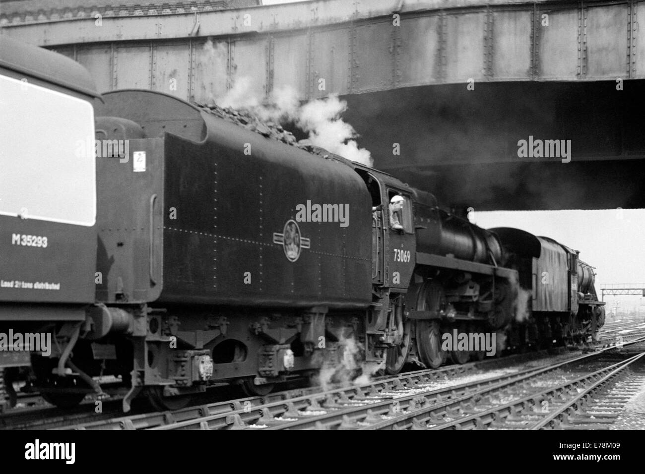 Tren a vapor original número 73069 operan en los ferrocarriles británicos en 1968 Foto de stock