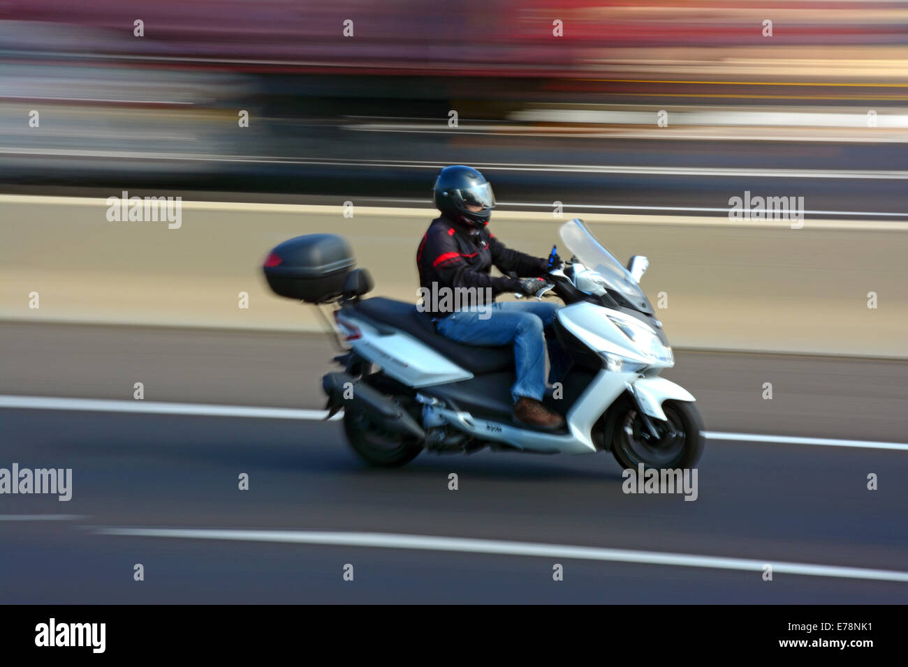 La motocicleta, movimiento borrosa Foto de stock