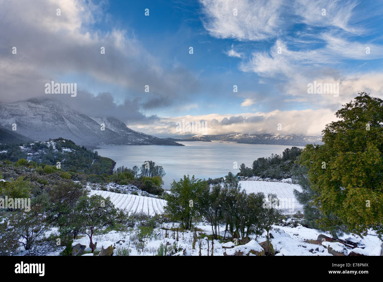 Escena de Invierno en California Clearlake con Mt. Konocti en distancia
