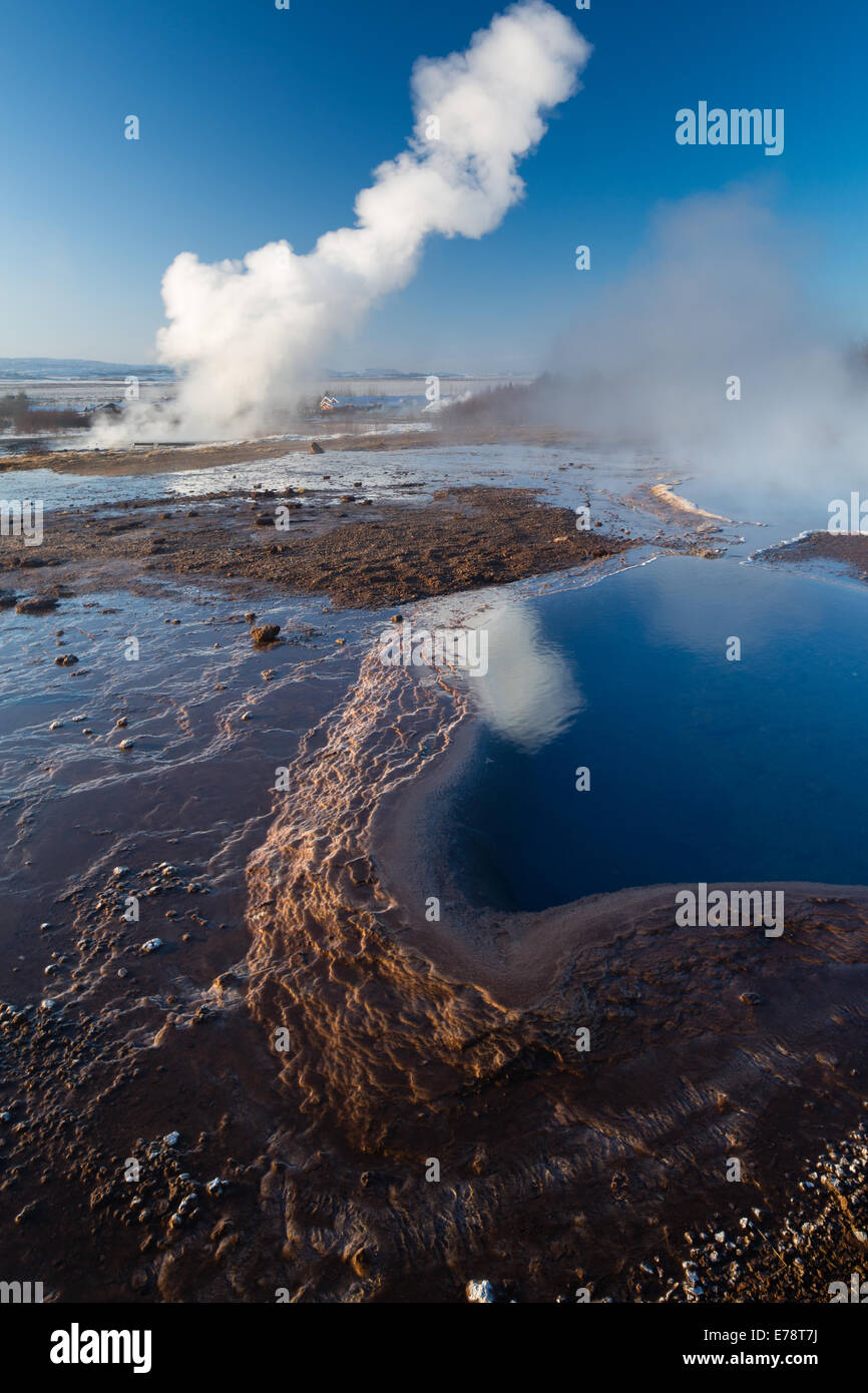Los manantiales de agua caliente y géiseres en Geysir, Islandia Foto de stock