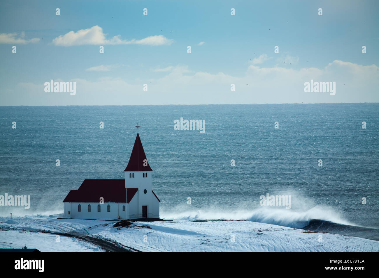 La iglesia en Vík í Mýrdal, sur de Islandia Foto de stock