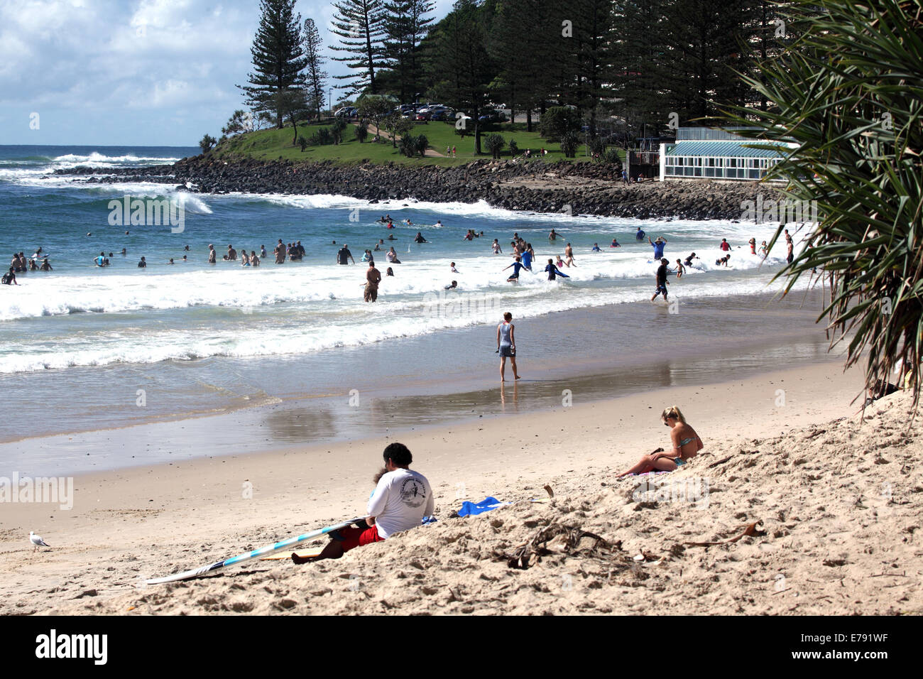 Los surfistas disfrutando de las olas en Burleigh Heads en la Costa de Oro en Australia. Foto de stock
