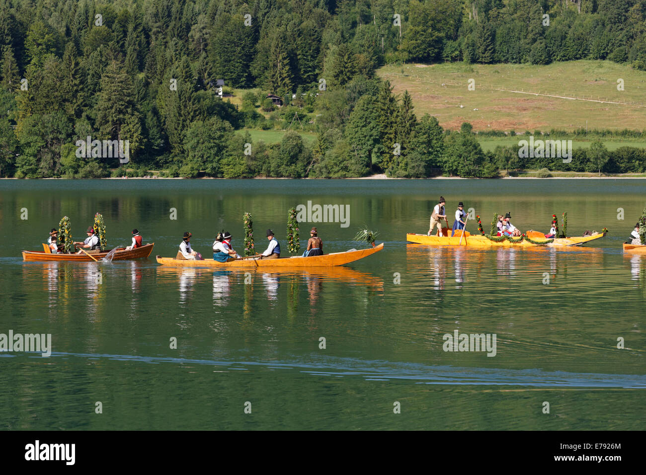 Los lugareños ataviados con sus trajes tradicionales en madera decorada, Alt-Schlierseer Plätte barcos-festival Kirchtag Schliersee Foto de stock