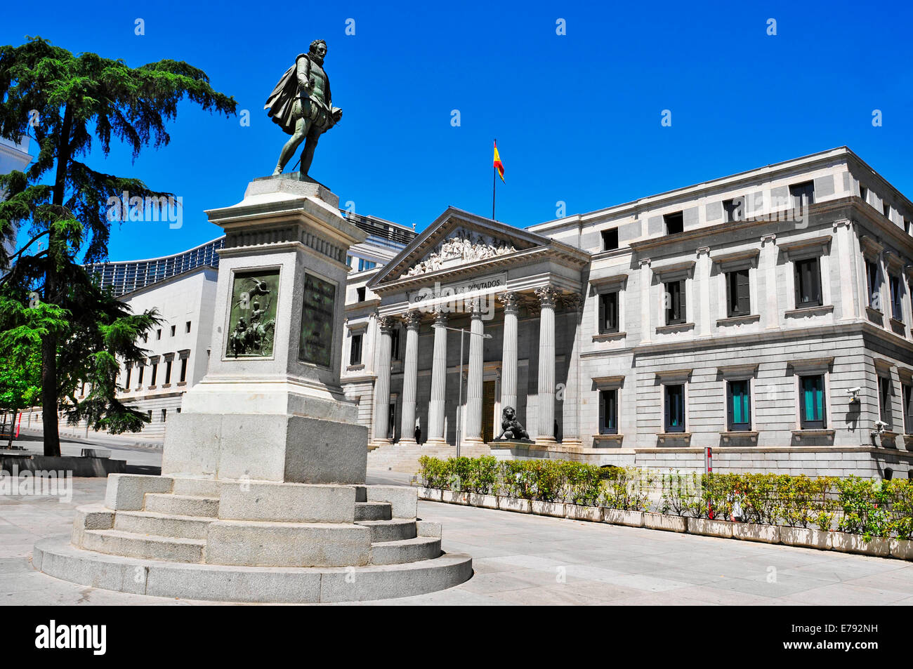 Vista de la Plaza de las Cortes y el Congreso de los Diputados español en  Madrid, España Fotografía de stock - Alamy