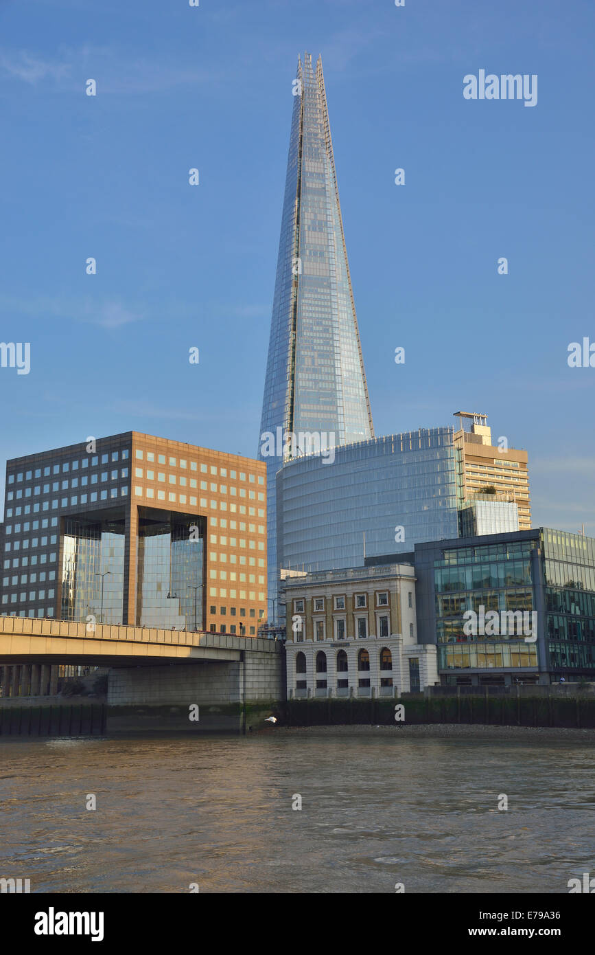 Un nuevo icono de Londres landmarkThe Shard un rascacielos de 87 pisos en Londres tomada desde el río Támesis, Londres, Reino Unido. Foto de stock