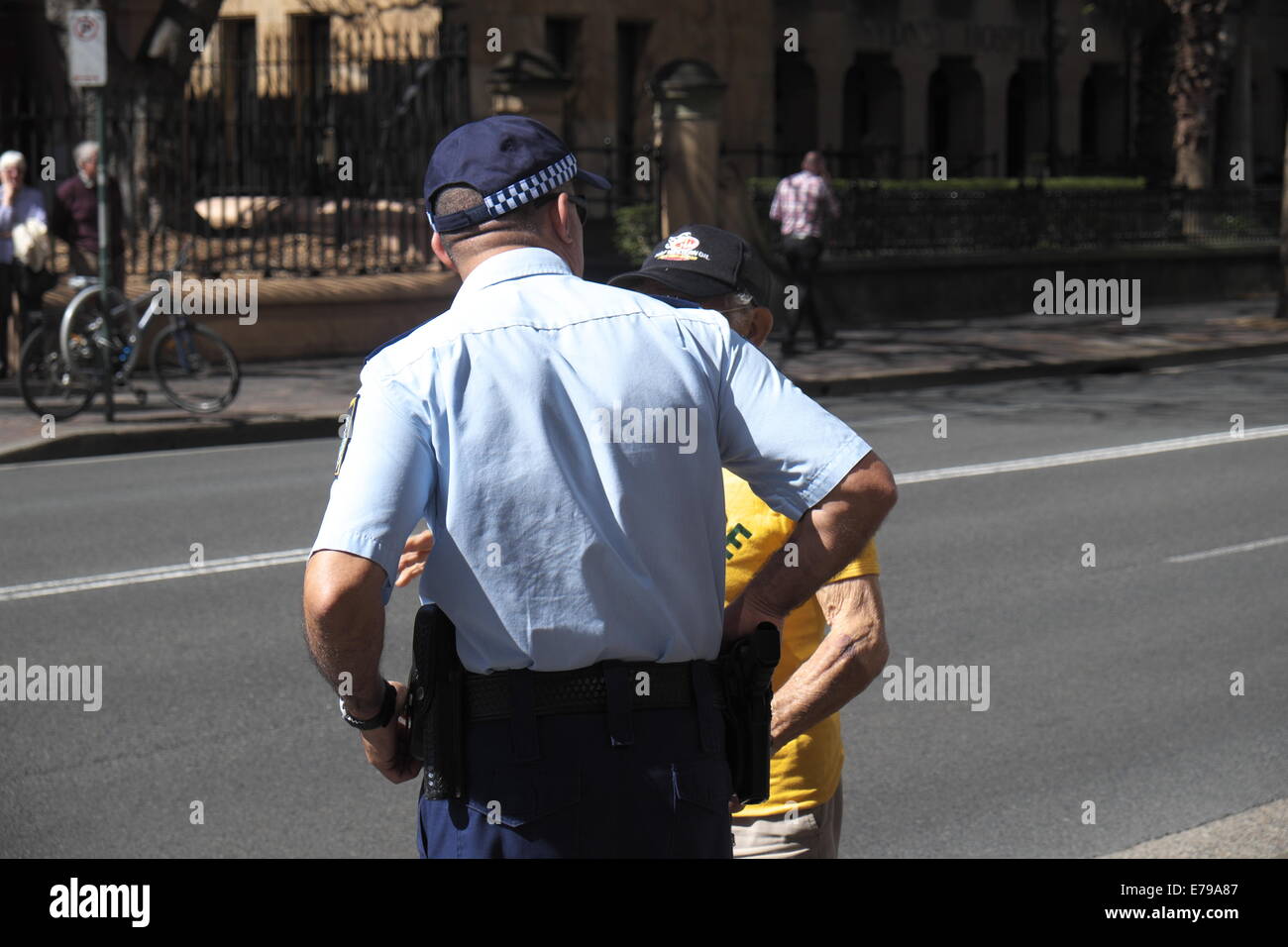 Oficial de Policía de Nueva Gales del Sur ayudando a un anciano en Macquarie Street, Sydney, Australia Foto de stock