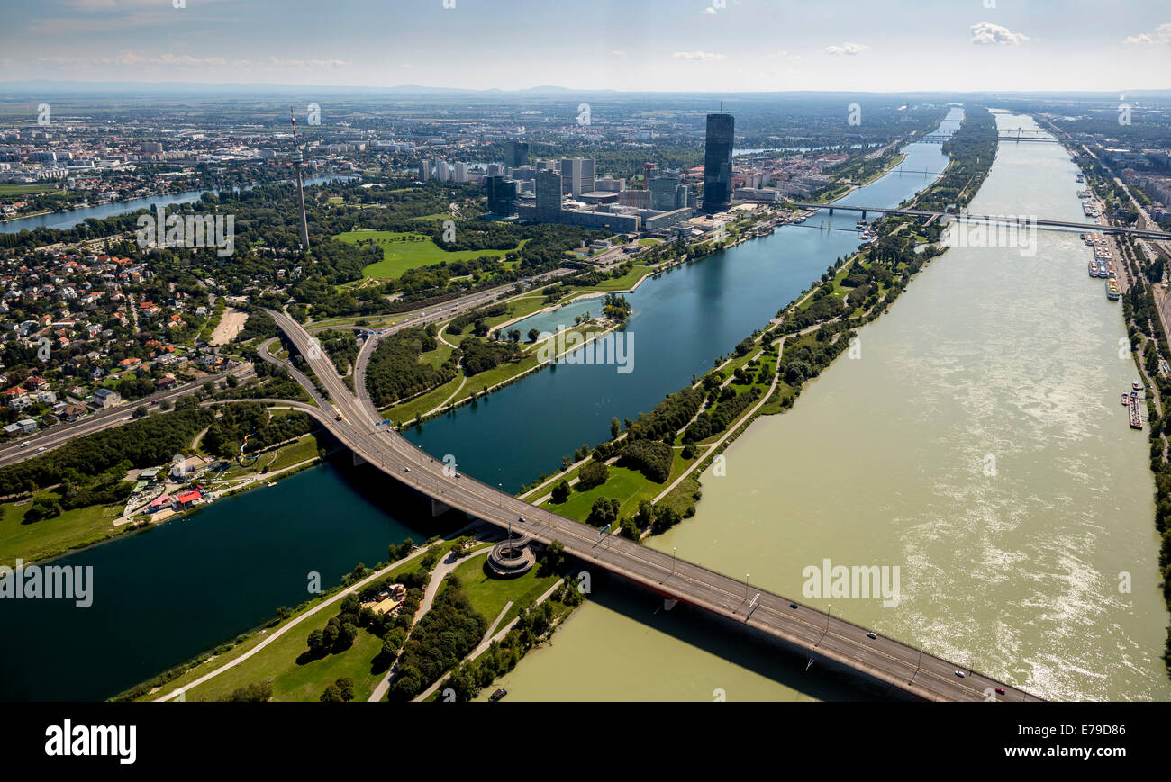 Vista aérea, Tech Gate Viena, parque de ciencia y tecnología y de gran altura, edificio de gran altura sobre el río Danubio, Viena, Austria Foto de stock