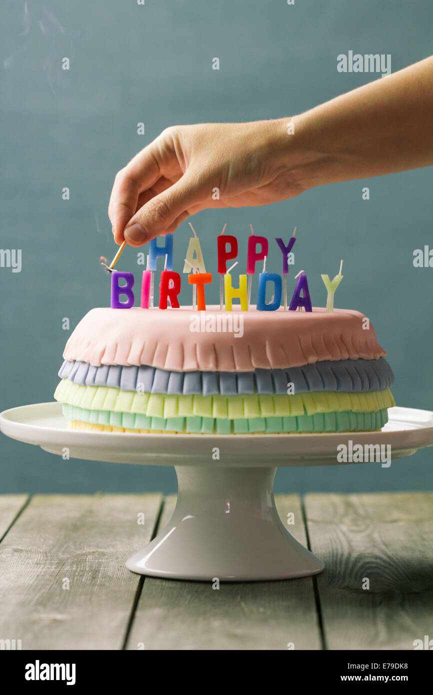 Serie sobre Pinata pastel, una celebración pastel con un alijo oculto de  dulces en su interior Fotografía de stock - Alamy