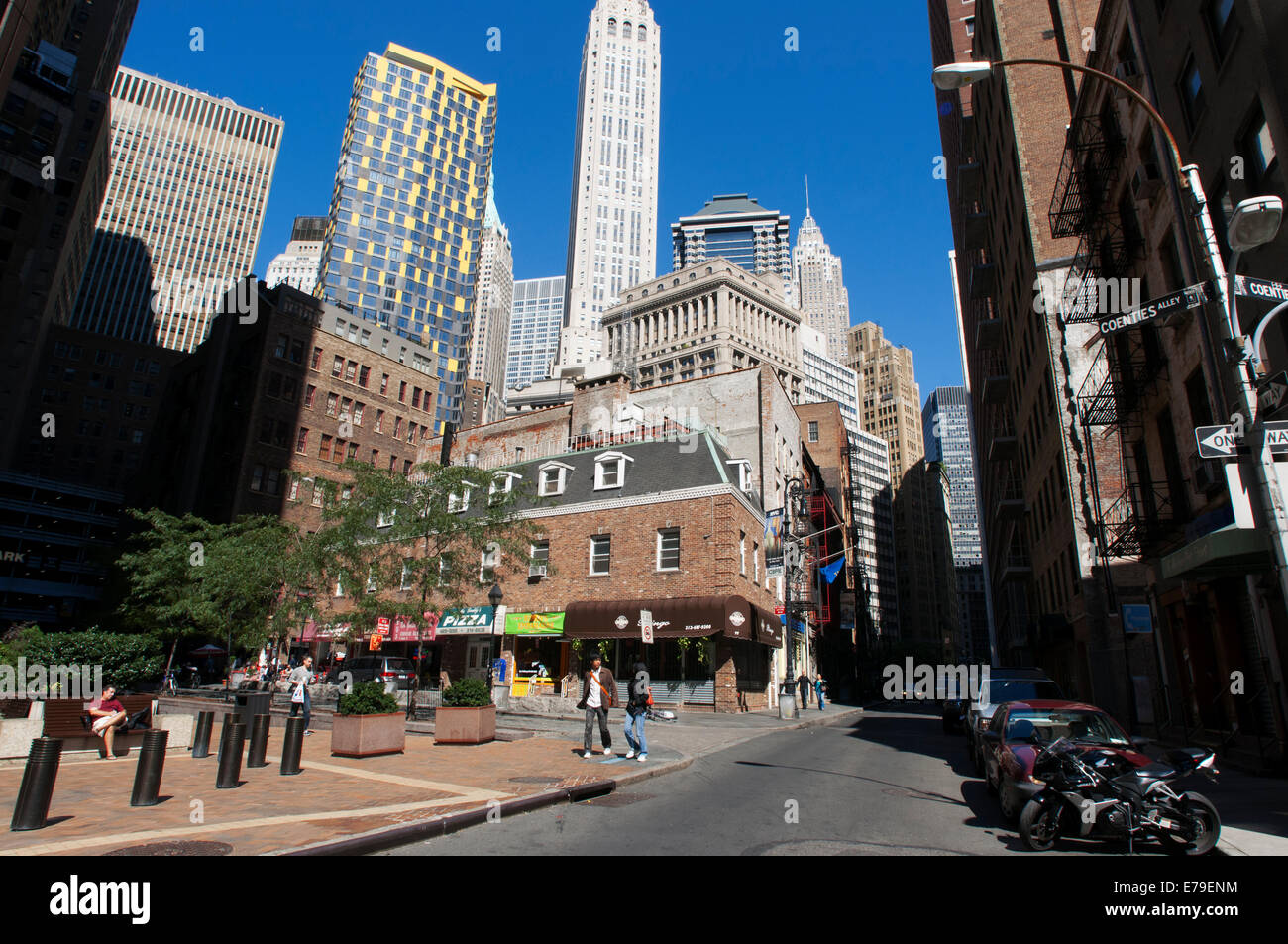 El distrito financiero de la ciudad de Nueva York NY. rascacielos del centro financiero. Un par de paseos por Coenties callejón Street. Cumple con el distrito financiero de Manhattan a las instituciones financieras más grandes de la ciudad. Su gran símbolo fueron las torres gemelas del World Trade Center hasta su destrucción en 2001. Fue en este barrio donde nació en Nueva York en el siglo XVII bajo el nombre de Nueva Amsterdam. Foto de stock