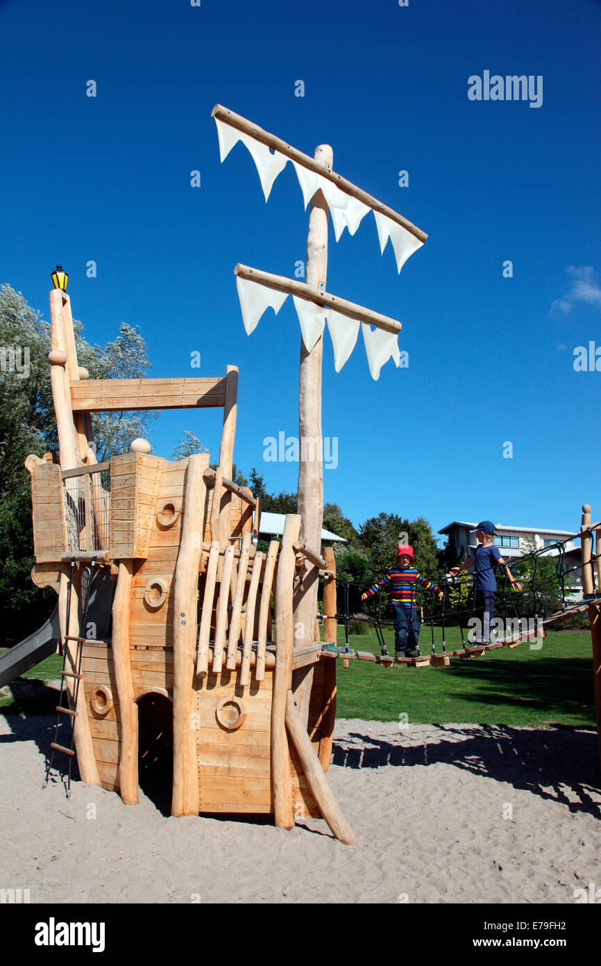 Zona de juegos infantiles en Lauterbach en la isla de Rugen Foto de stock