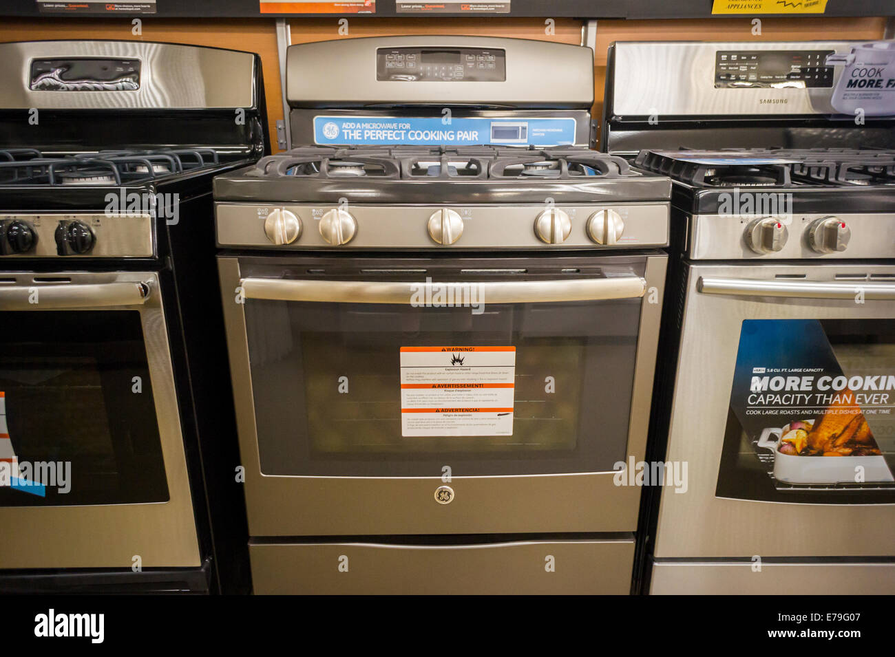 Una estufa de gas General Electric, centro, es visto con otras marcas en un  Home Depot en Nueva York Fotografía de stock - Alamy