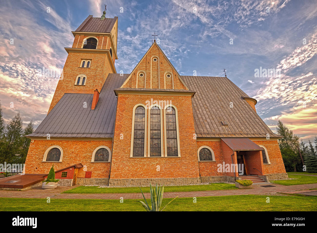 Iglesia de estilo neorrománico de San Sebastián en Skomielna Biala cerca de Cracovia, Polonia. Imagen HDR. Foto de stock