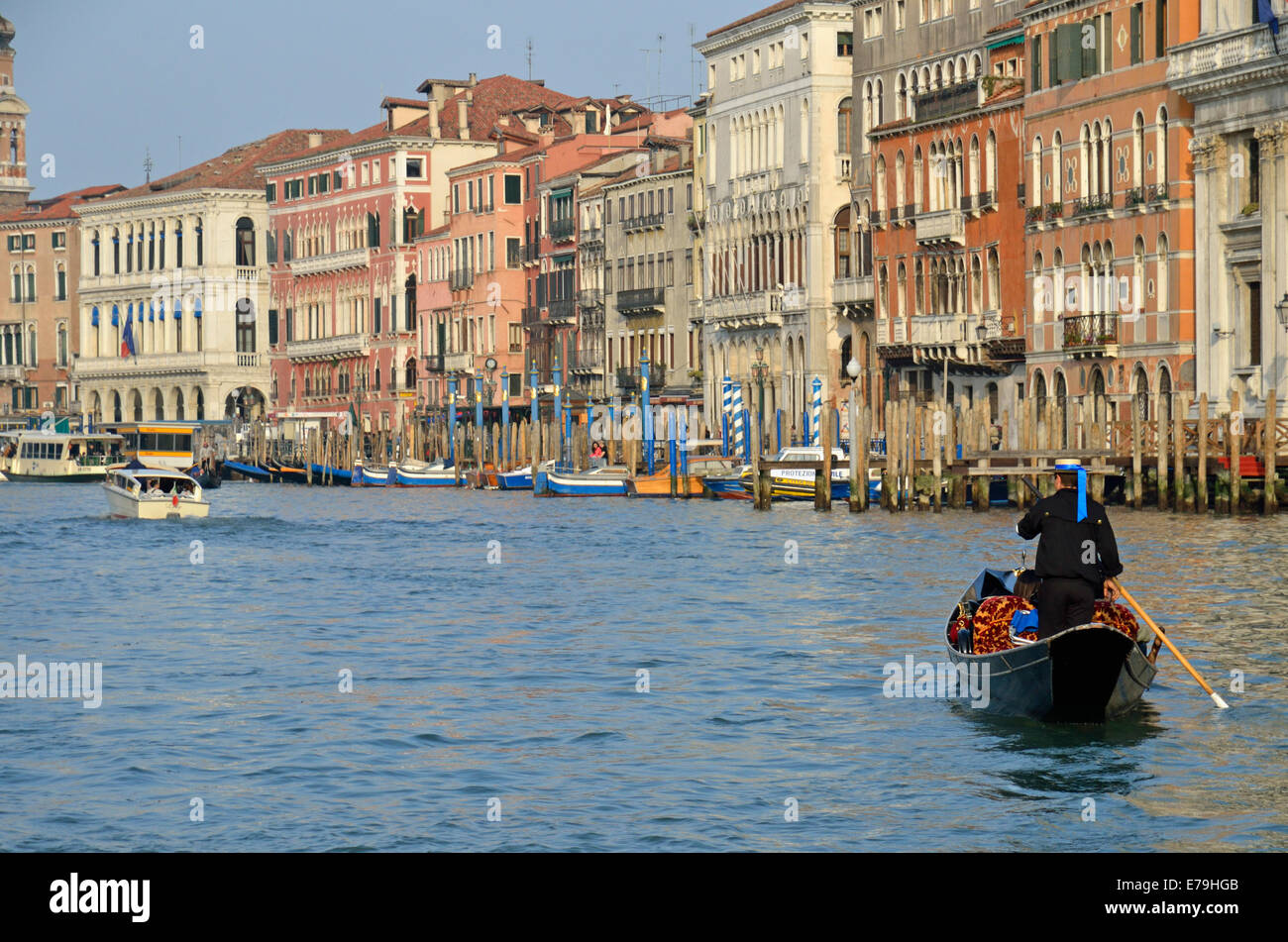Góndola por el Gran Canal de Venecia, Italia, Europa Foto de stock
