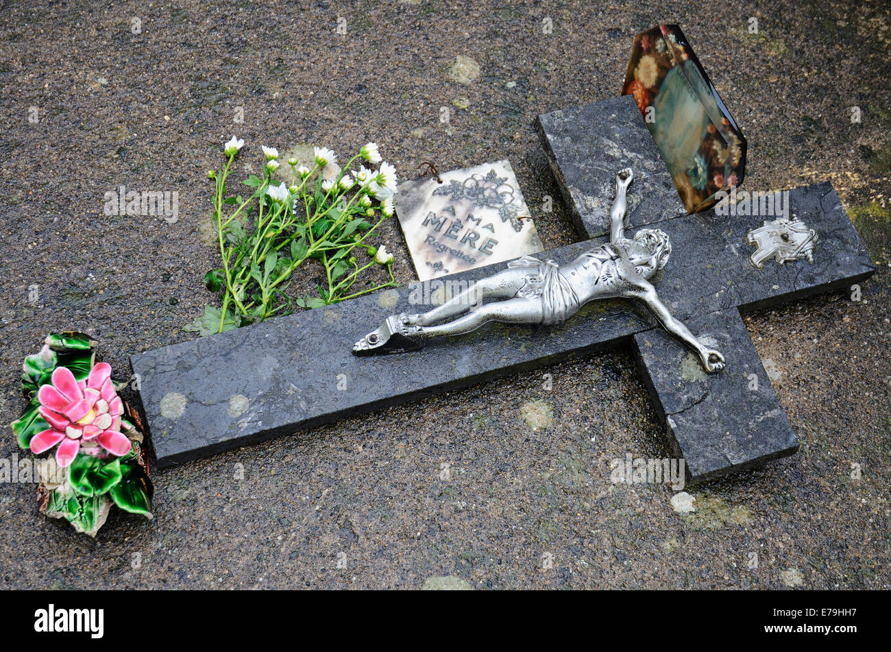 Cruz decorar una tumba en el cementerio de París, Francia, Europa Foto de stock