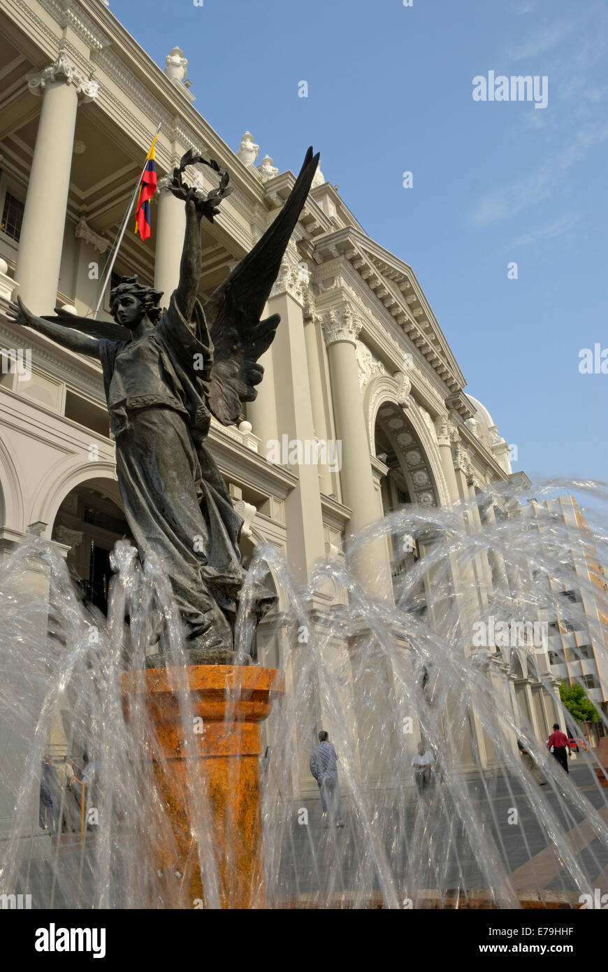 Fuente y estatua en el edificio del Ayuntamiento, Guayaquil, Ecuador, Sudamérica Foto de stock