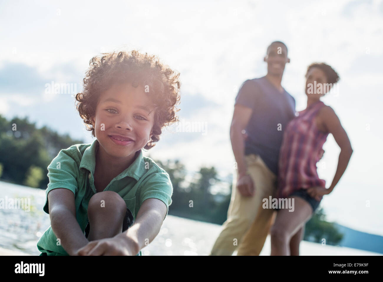 Una familia, los padres y el hijo de un lago en verano. Foto de stock