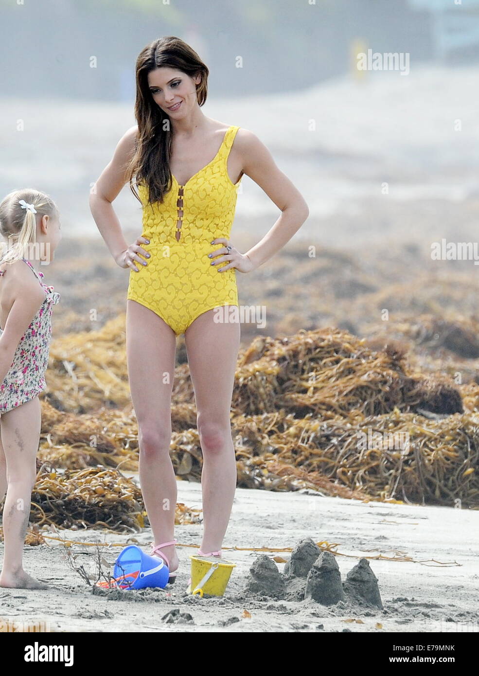 Ashley Greene muestra su cuerpo en una playa vintage inspiradas en traje de  baño en el conjunto de la suite "Shangri-La" rodaje en Redondo Beach. La  actriz, que está representando Priscilla Presley