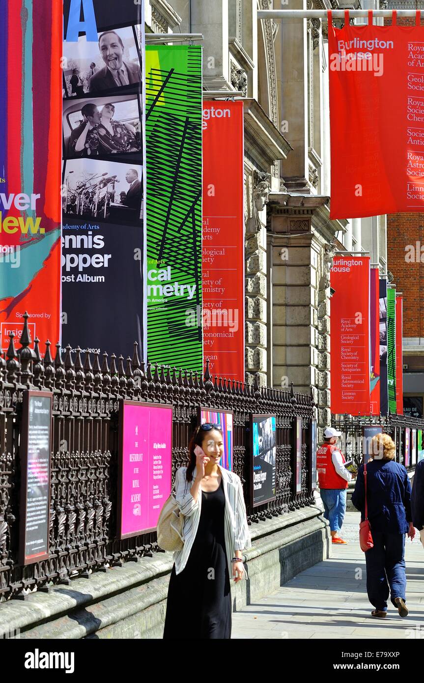 Banners de publicidad coloridas exhibiciones en la Royal Academy of Arts, Piccadilly, Londres, Inglaterra Foto de stock