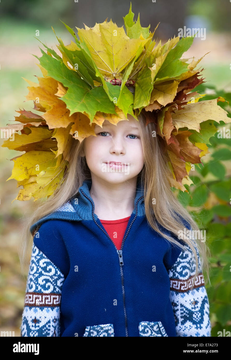 Retrato de hermosa niña caucásica en Amarillo otoño hojas de arce corona Foto de stock