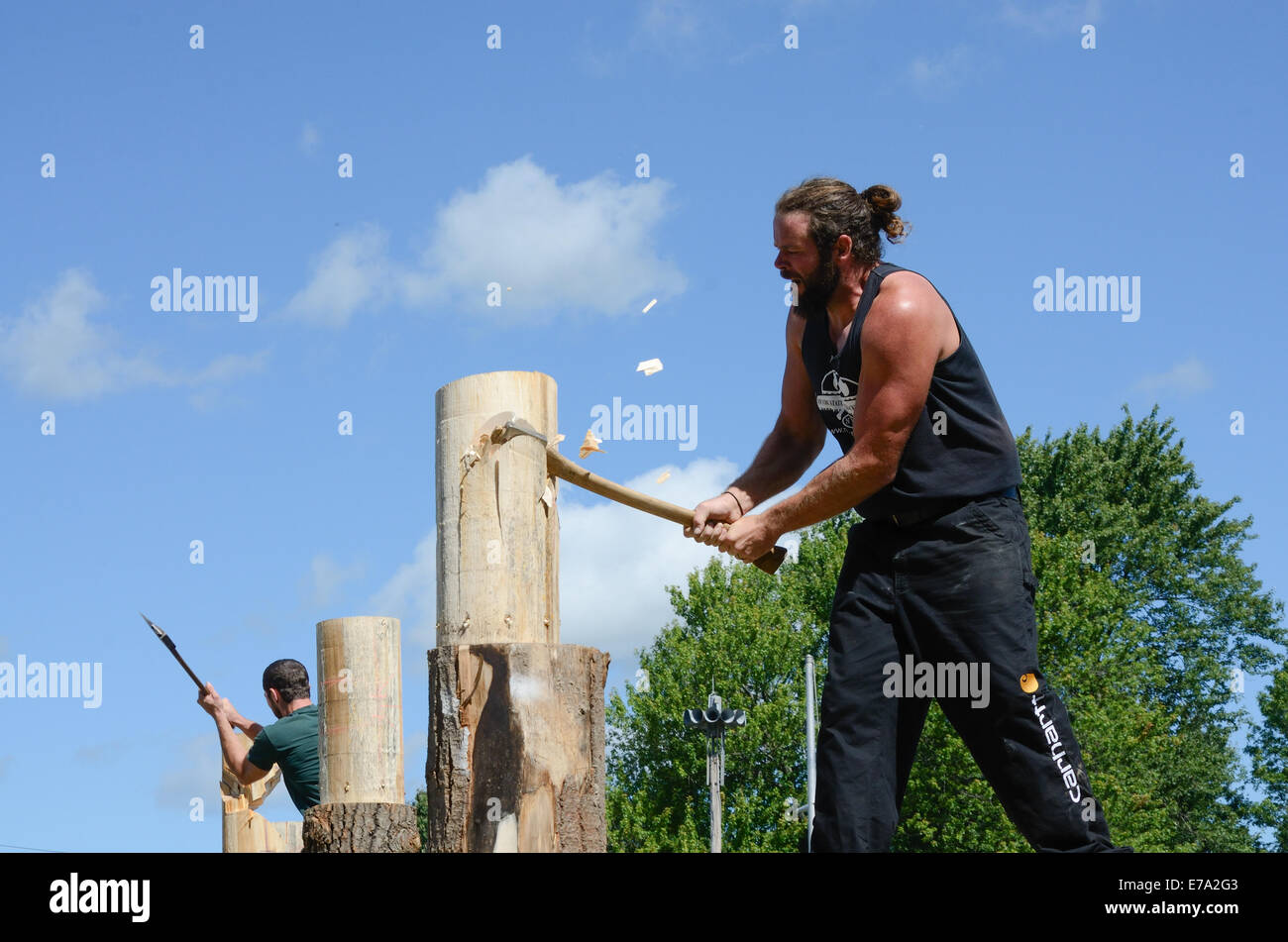 Leñadores compitiendo en tallista festival. Foto de stock