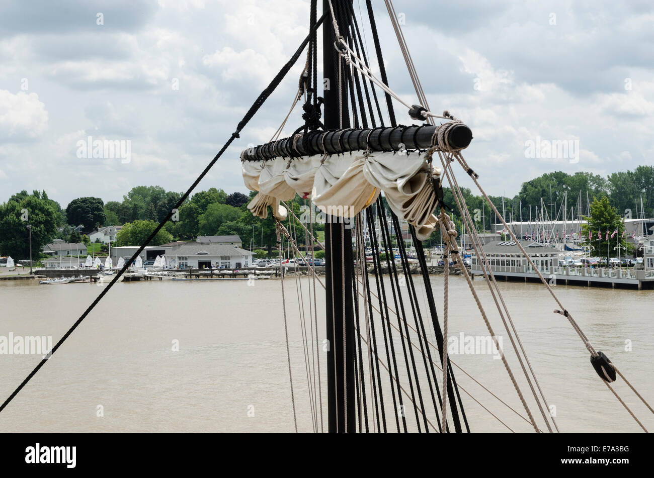 La vela superior aparejo sobre la reproducción del barco de Cristóbal Colón. Foto de stock