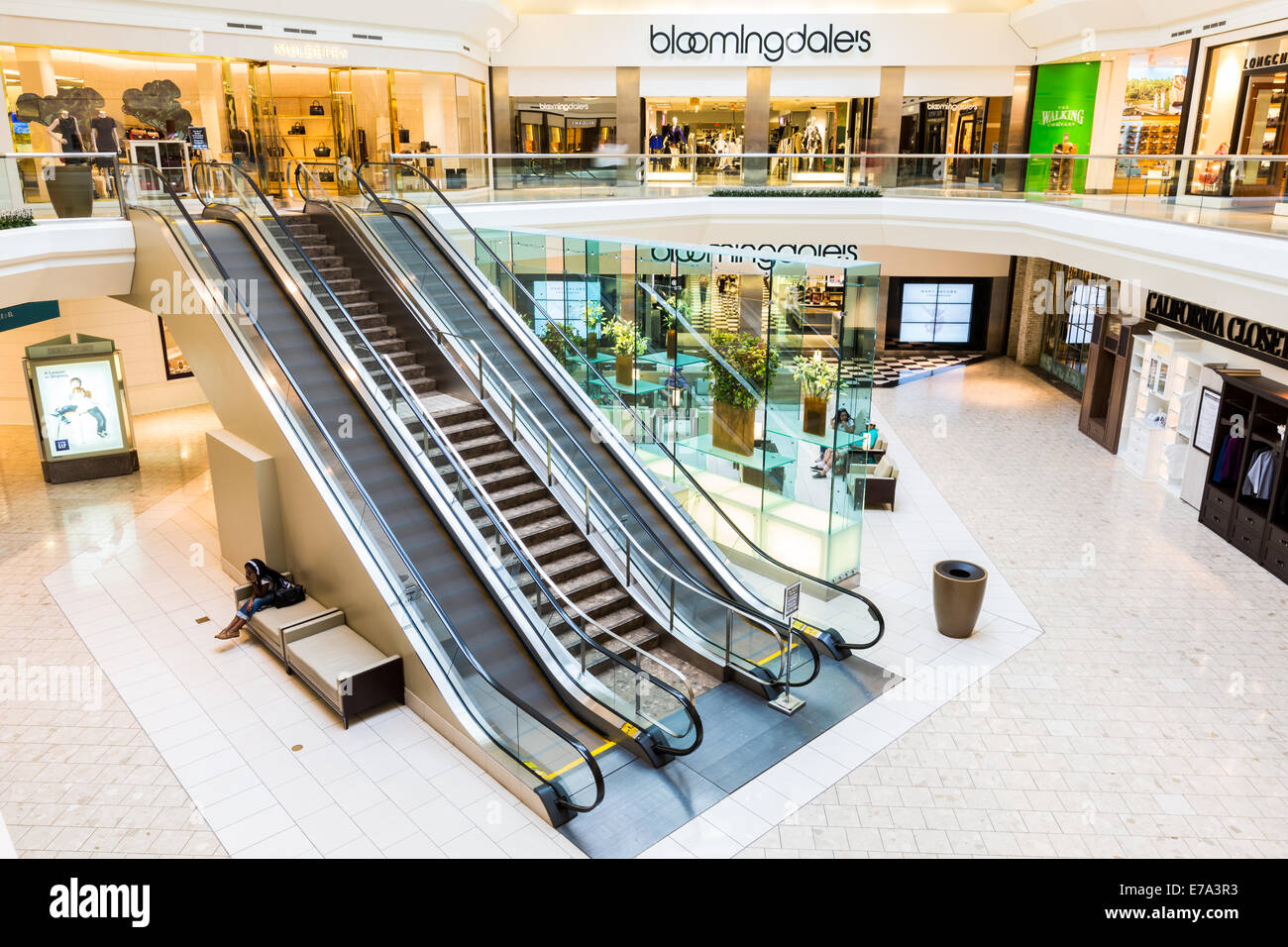 Mall escalator fotografías e imágenes de alta resolución - Alamy