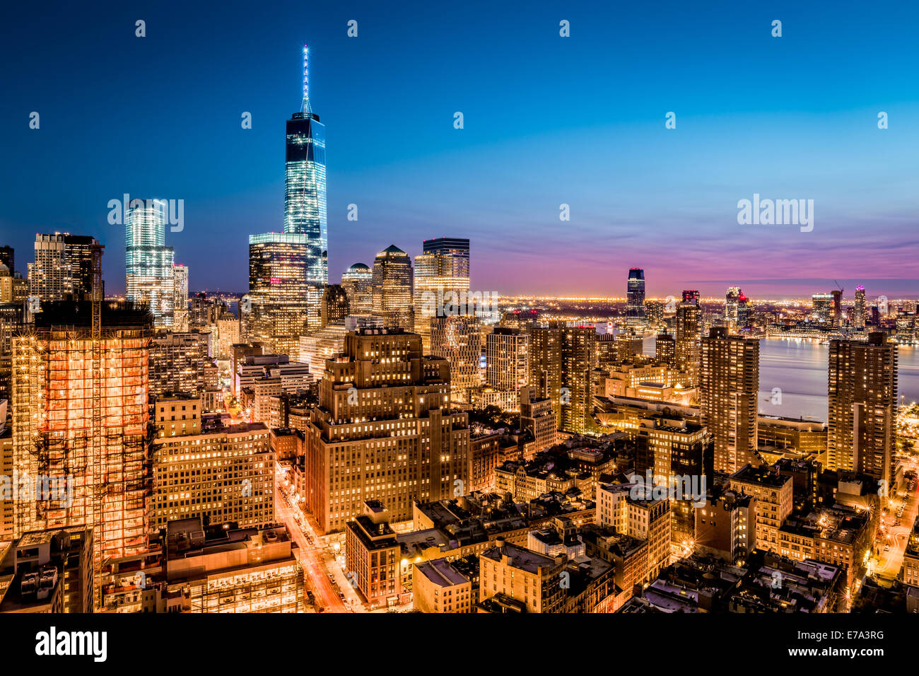 Vista aérea sobre el distrito financiero de Nueva York al anochecer. Foto de stock