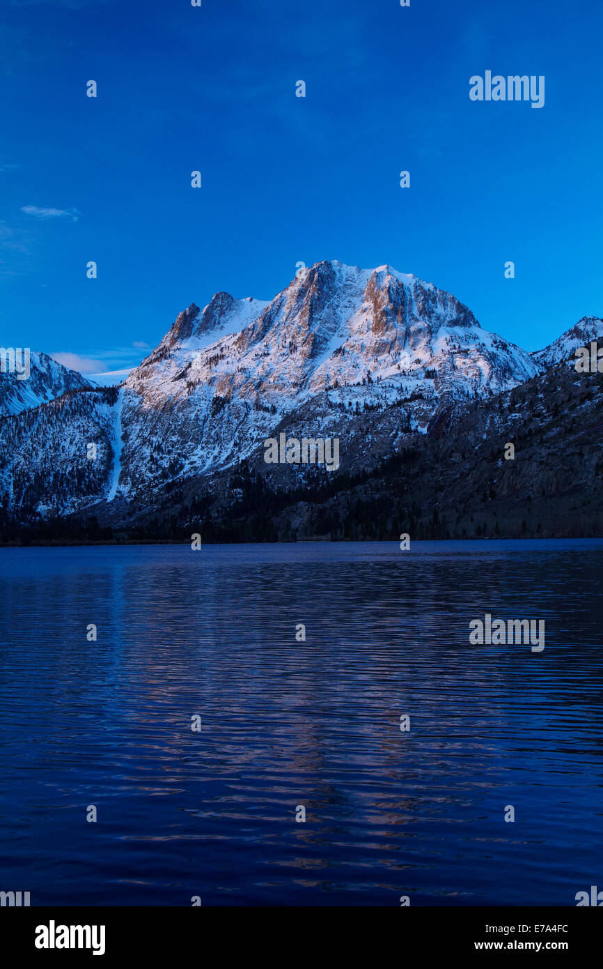 Primeras luces en Carson Peak (3324m/10908ft), encima de Silver Lake, cerca de Junio, Mono Lake County, Sierra Oriental, California, EE.UU. Foto de stock