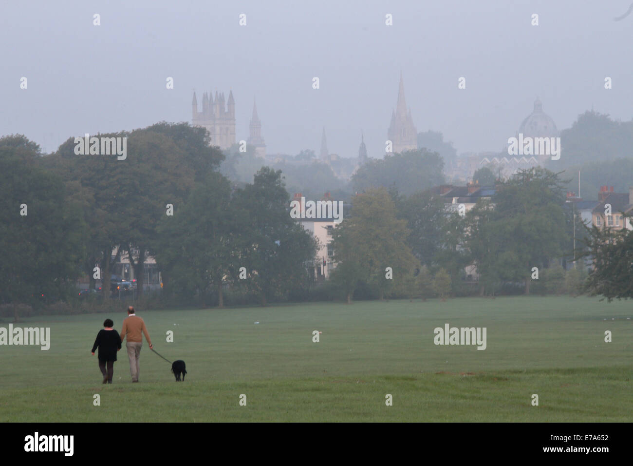 Oxford, Reino Unido. El 11 de septiembre de 2014. Un par camina su perro en South Park, Oxford. Crédito: petericardo lusabia/Alamy Live News Foto de stock